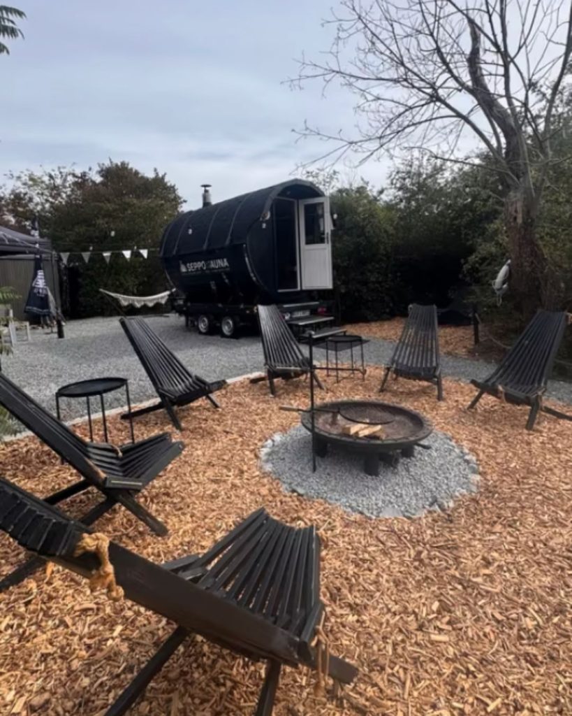 SEPPO SAUNA® Pop-up: Mobile Sauna am privaten Badeweiher mieten.
